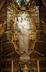 Lire la suite à propos de l’article Vivre le recouronnement de la Vierge de Fourvière. Du 25 novembre au 1er décembre 2022