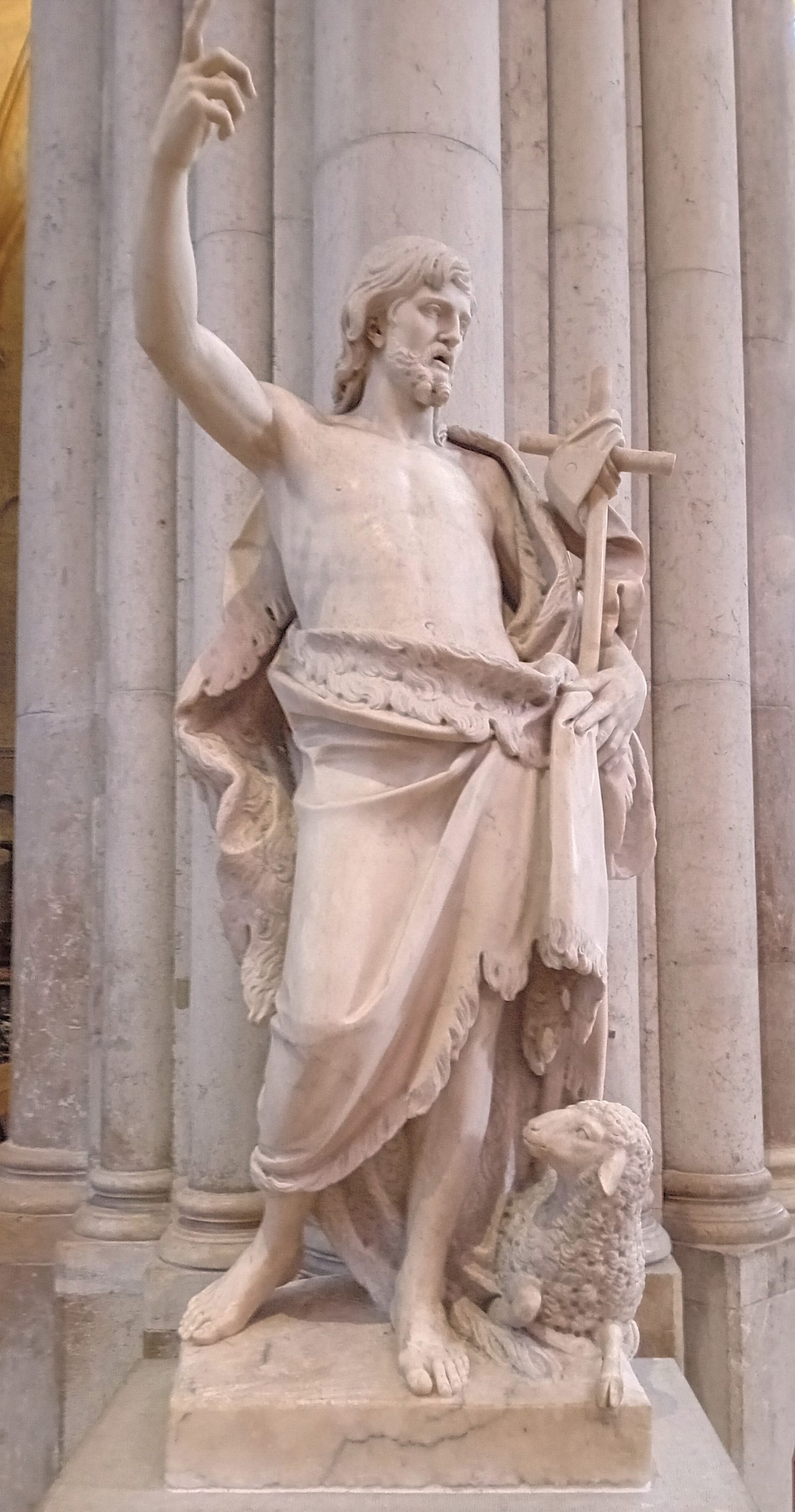 Deux majestueuses sculptures, saint Étienne et saint Jean-Baptiste, vous accueillent devant le chœur de la cathédrale